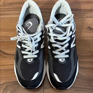New Balance Men's Black and White Sneakers